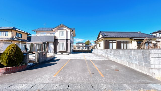 双葉郡楢葉町井出 中古住宅　陽当たり良好! 4LDK　不動産プラスの駐車場|駐車場です。お車は普通車であればなんと6台以上も停まる広々としたスペースです。ガレージやサンルーフを立てて大切なお車やバイクの保管も可能かと思います。