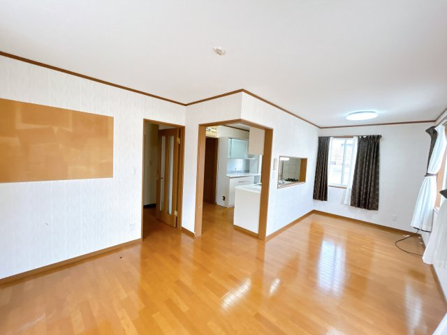 双葉郡楢葉町井出 中古住宅　陽当たり良好! 4LDK　不動産プラスの居間・リビング|16帖のリビングです。動産処分とハウスクリーニング、天井・壁クロス張替えを行います。こちらのリビングでご家族の思い出を作れそうですね