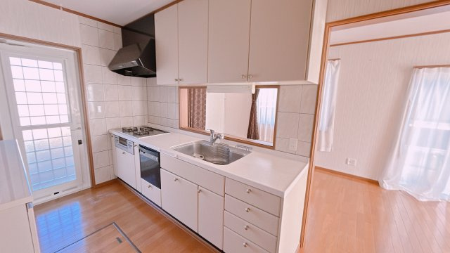 双葉郡楢葉町井出 中古住宅　陽当たり良好! 4LDK　不動産プラスのキッチン|キッチンです。設備点検クリーニングを行います。キッチンは嬉しい3口コンロです。一度に複数品お料理を作ることが出来ますね。
