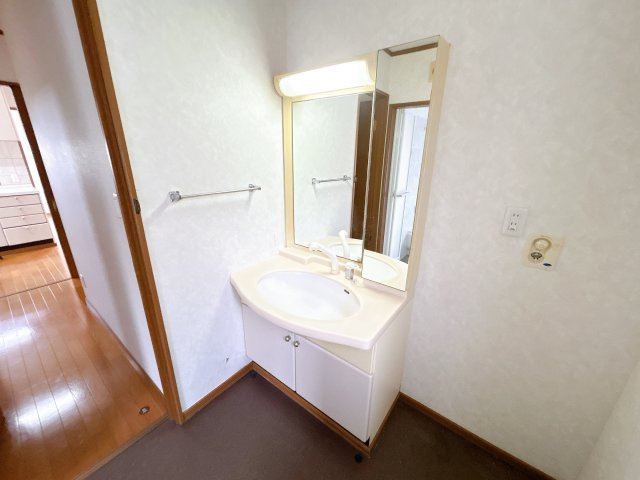 双葉郡楢葉町井出 中古住宅　陽当たり良好! 4LDK　不動産プラスの独立洗面台|洗面所。動産処分とハウスクリーニングを行います。1坪サイズでシンプルで使いやすい空間になっております。