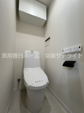 収納棚付きのトイレです