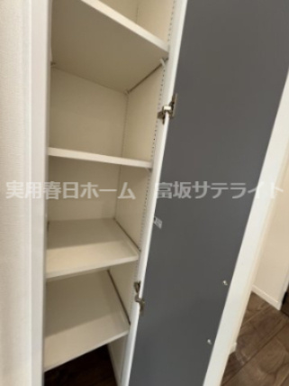 リビングにも僅かなスペースを活かして収納があります