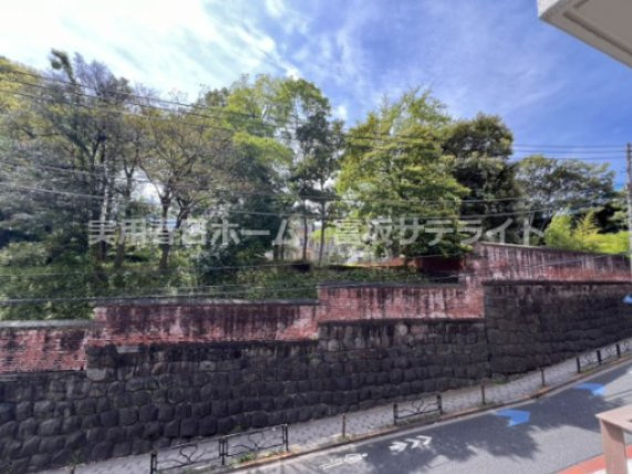 旧岩崎庭園の緑に癒されます