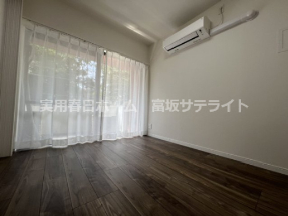陽当たりの良い洋室です