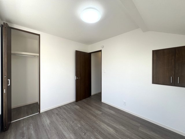 これからの時代には必須となる太陽光発電システム利用可◎設備モリモリ！で、テンションウキウキ！な、【磯子区森が丘2丁目新築戸建】の洋室|明るい洋室です