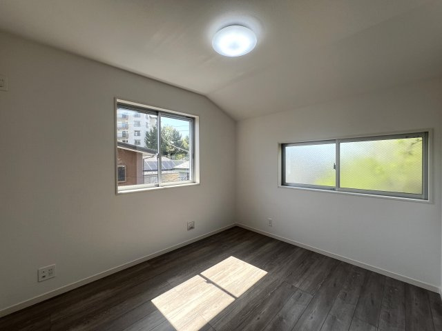 これからの時代には必須となる太陽光発電システム利用可◎設備モリモリ！で、テンションウキウキ！な、【磯子区森が丘2丁目新築戸建】の洋室|洋室です