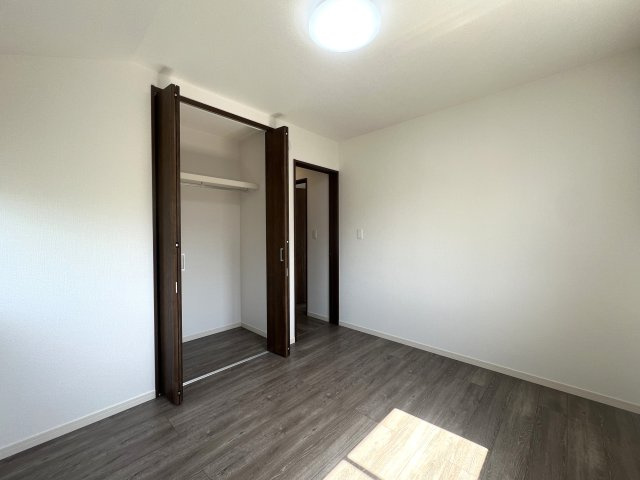 これからの時代には必須となる太陽光発電システム利用可◎設備モリモリ！で、テンションウキウキ！な、【磯子区森が丘2丁目新築戸建】の洋室|スタンダードな洋室です