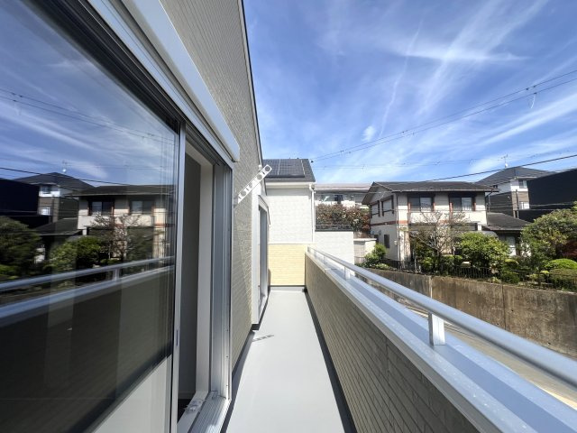 これからの時代には必須となる太陽光発電システム利用可◎設備モリモリ！で、テンションウキウキ！な、【磯子区森が丘2丁目新築戸建】のバルコニー|開放的で明るい空間を演出してくれるバルコニーです