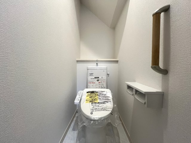 これからの時代には必須となる太陽光発電システム利用可◎設備モリモリ！で、テンションウキウキ！な、【磯子区森が丘2丁目新築戸建】のトイレ|トイレです
