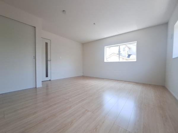 羽屋第3-1号棟の洋室|明るい光が差し込む洋室です。シンプルな内装で幅広い使い方が可能です。