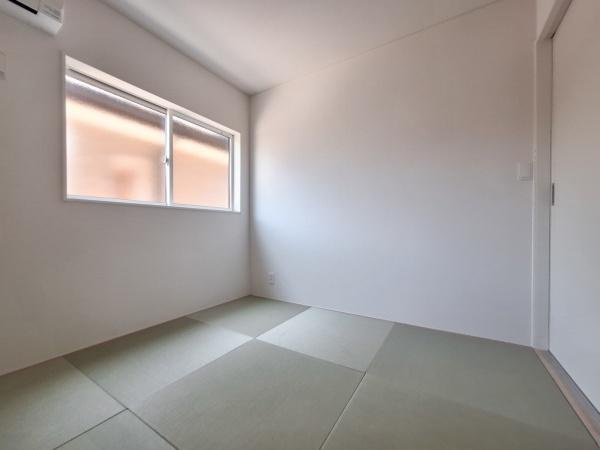 羽屋第3-1号棟の和室|落ち着いた雰囲気の和室です。窓から自然光が差し込み室内を明るく演出します。