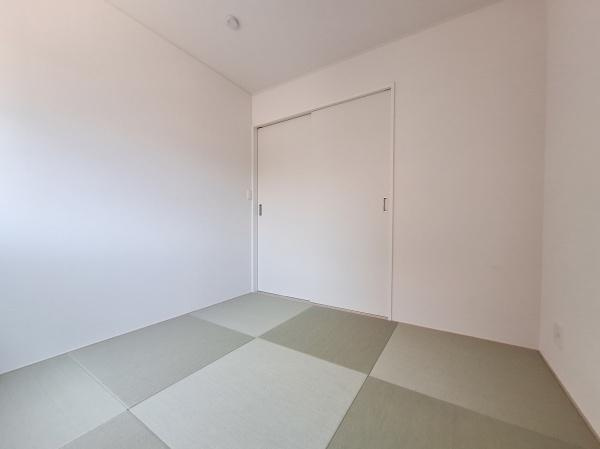 羽屋第3-1号棟の和室|シンプルで清潔感のある和室です。落ち着いた色合いの畳が調和しています
