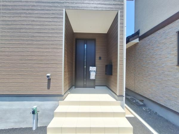 羽屋第3-1号棟の玄関|玄関が奥まった位置に配置されており落ち着いた雰囲気を感じさせます。