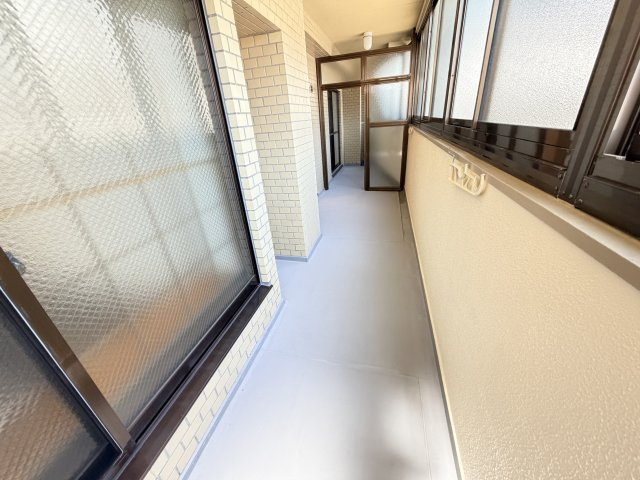 【バルコニー】 | 【新規リフォーム】ヴィラ中山 | インナーバルコニー付きなので、花粉やウイルス、雨を気にせず洗濯物を干せます！