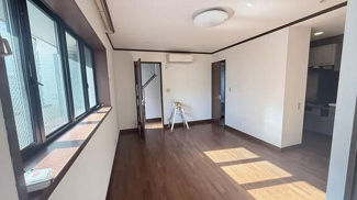 【居間・リビング】 | 初音町１丁目貸戸建 | 窓が広く日当たりがいいです。