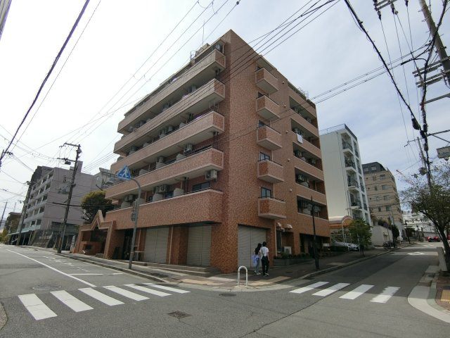 ライオンズマンション神戸元町第3の外観|タイル張りの外観　角地に立地してます