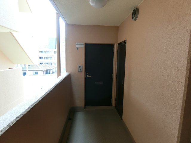 ライオンズマンション神戸元町第3の玄関|角部屋