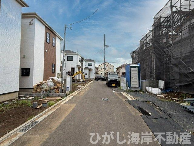 平塚市西真土1丁目 　新築戸建　全16棟の前面道路含む現地写真|6月15日撮影　建築中　現地外観
