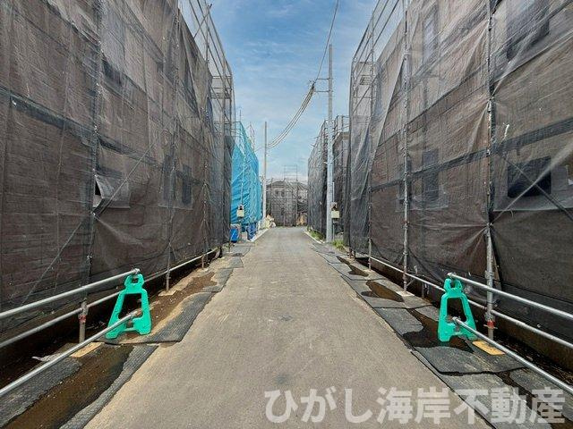 平塚市西真土1丁目 　新築戸建　全16棟の前面道路含む現地写真|6月15日撮影　建築中　現地外観