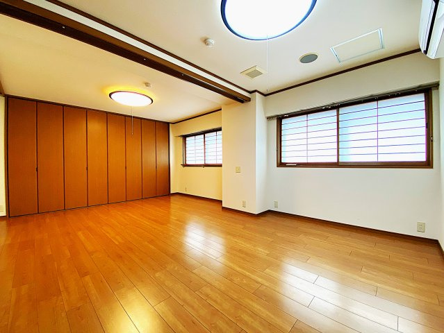 ロイヤルマンション伊豆長岡の洋室
