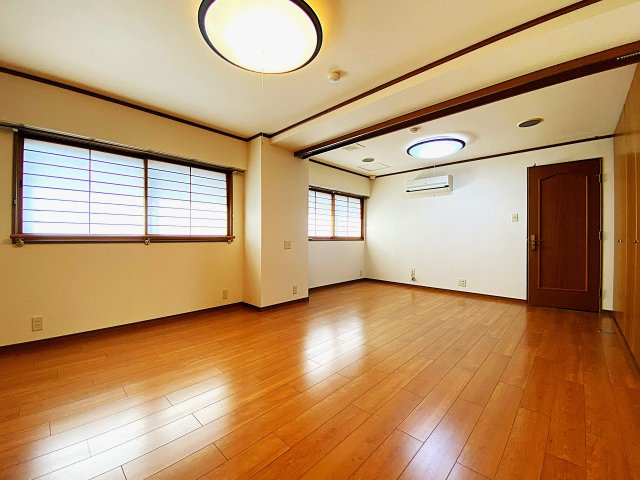 ロイヤルマンション伊豆長岡の洋室