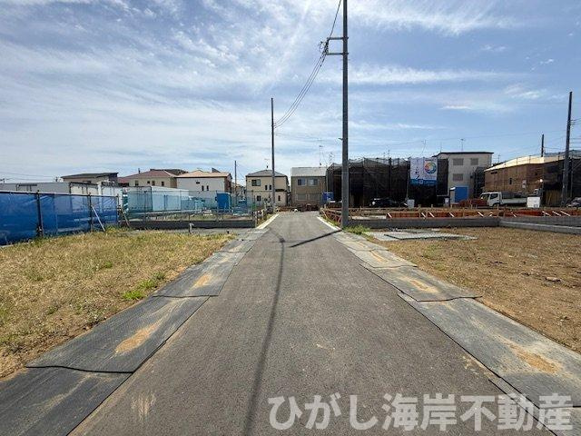 平塚市西真土1丁目 　新築戸建　全16棟の前面道路含む現地写真|4月18日撮影　建築中　現地外観