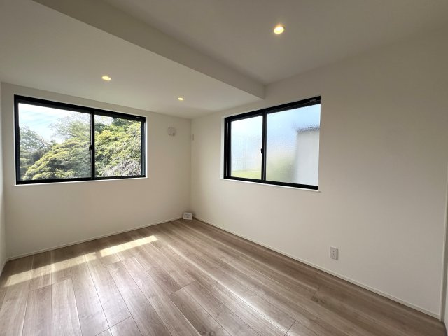 注意！玄関から魅せるこだわりの内装に腰を抜かす！美しすぎてゴメンナサイ！な【金沢区富岡東１丁目新築戸建】の洋室|きれいな洋室です