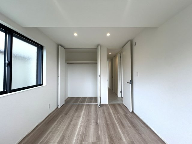 注意！玄関から魅せるこだわりの内装に腰を抜かす！美しすぎてゴメンナサイ！な【金沢区富岡東１丁目新築戸建】の洋室|洋室です