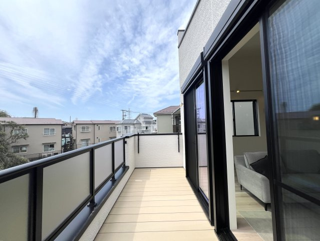 注意！玄関から魅せるこだわりの内装に腰を抜かす！美しすぎてゴメンナサイ！な【金沢区富岡東１丁目新築戸建】のバルコニー|バルコニーがあります