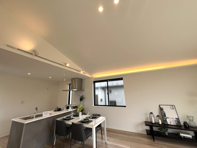 注意！玄関から魅せるこだわりの内装に腰を抜かす！美しすぎてゴメンナサイ！な【金沢区富岡東１丁目新築戸建】の内装|内装です
