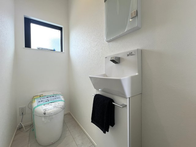 注意！玄関から魅せるこだわりの内装に腰を抜かす！美しすぎてゴメンナサイ！な【金沢区富岡東１丁目新築戸建】のトイレ|シンプルで使いやすいトイレです