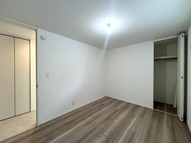 注意！玄関から魅せるこだわりの内装に腰を抜かす！美しすぎてゴメンナサイ！な【金沢区富岡東１丁目新築戸建】の洋室|明るい洋室です