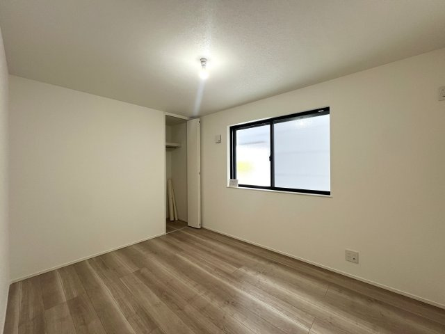 注意！玄関から魅せるこだわりの内装に腰を抜かす！美しすぎてゴメンナサイ！な【金沢区富岡東１丁目新築戸建】の洋室|広々とした洋室です
