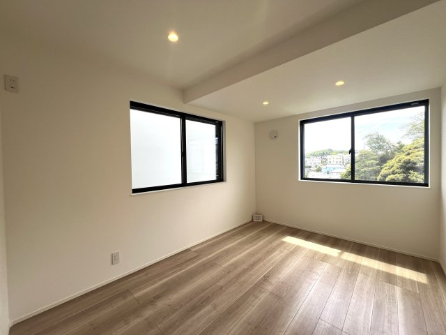 注意！玄関から魅せるこだわりの内装に腰を抜かす！美しすぎてゴメンナサイ！な【金沢区富岡東１丁目新築戸建】の洋室|落ち着いた色調の洋室です