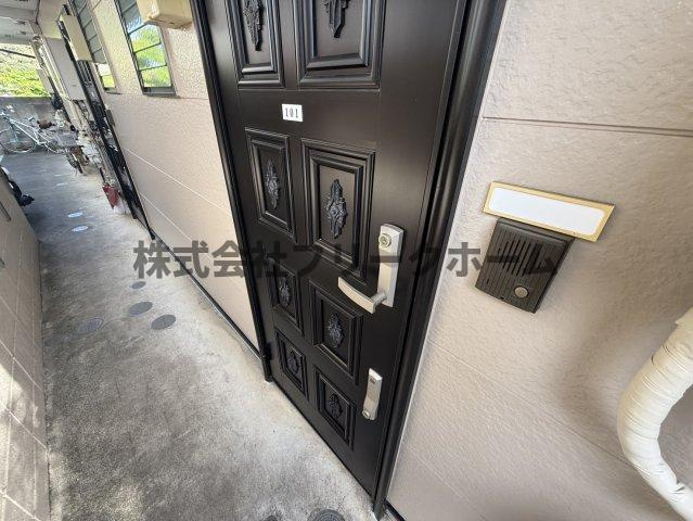 小金井市前原町３丁目のアパートの玄関