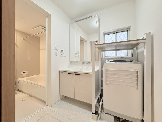 売中古戸建　中央区泉三丁目の独立洗面台|洗面スペースに余裕があります。きれいな状態です♪
