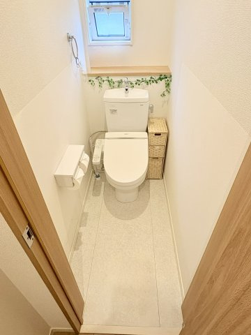 売中古戸建　中央区泉三丁目のトイレ|1階のトイレ。小窓もあり換気もしやすく明るいです。
