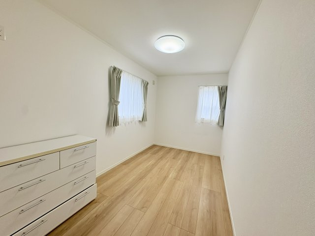 売中古戸建　中央区泉三丁目の洋室|2階6.1帖の洋室。2面遮光で明るい室内です。