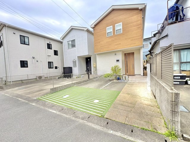 売中古戸建　中央区泉三丁目の前面道路含む現地写真|前面道路の車どおりは少なく、駐車の時も焦らず停めることができます。