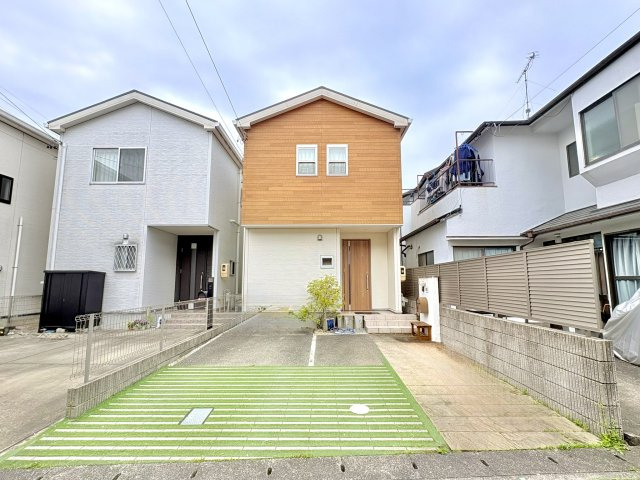 売中古戸建　中央区泉三丁目の外観|駐車スペースは並列で2台分。