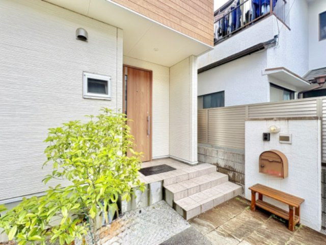 売中古戸建　中央区泉三丁目の玄関|エントランスは柔らかいナチュラルな雰囲気で素敵ですね。
