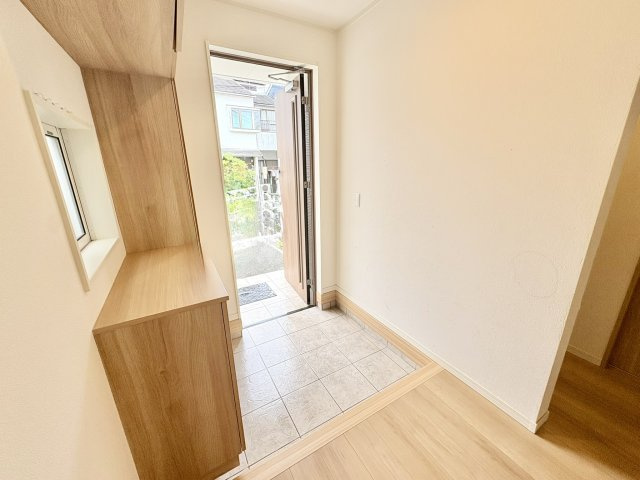 売中古戸建　中央区泉三丁目の玄関|明るい玄関に収納力のあるシューズクローゼット完備。