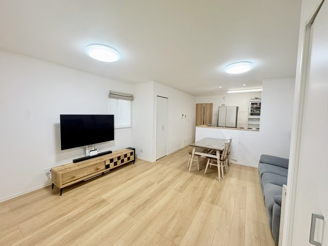 売中古戸建　中央区泉三丁目の居間・リビング|約17帖のLDKです。明るい木目調の床から温かみを感じる落ち着いたリビングです。