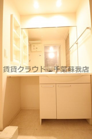 アン　リッシュの洗面所|椅子やダストボックスがしまえるスペースがあります♪