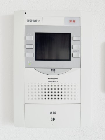 アーバンヒルズ浜松中野町の防犯設備|大きなモニター付きインターフォンで来客の顔が良く見えます。