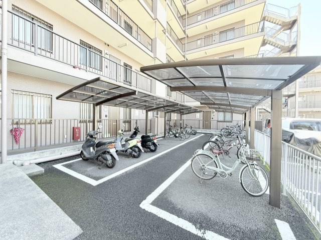 アーバンヒルズ浜松中野町の駐車場|駐輪場は屋根付き！雨からバイクや自転車を守ってくれます！
