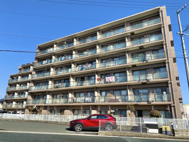 アーバンヒルズ浜松中野町の外観|6階建ての外観！青空が映えますね♪

