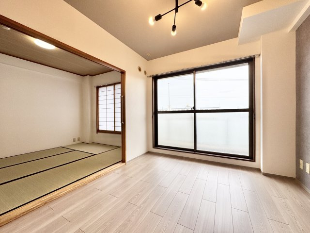 アーバンヒルズ浜松中野町の洋室|リビングはぬくもりが溢れる空間！

