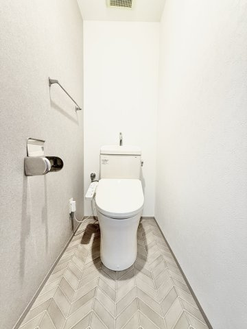 アーバンヒルズ浜松中野町のトイレ|グレーのアクセントクロスがオシャレなトイレはモダンな空間です！
