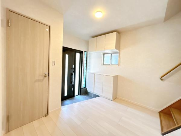 【玄関】 | 仲介手数料無料！岬小学校に通えるリフォーム済み中古住宅　宇部市昭和町三丁目 | ゆったりとした玄関です